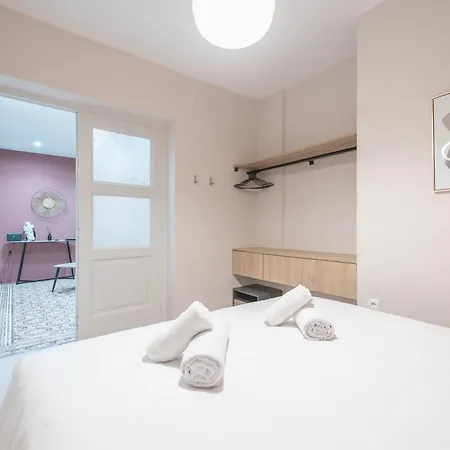 Center Retreat: Modern Two Bedroom