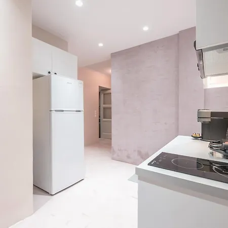 Center Retreat: Modern Two Bedroom Apartment *