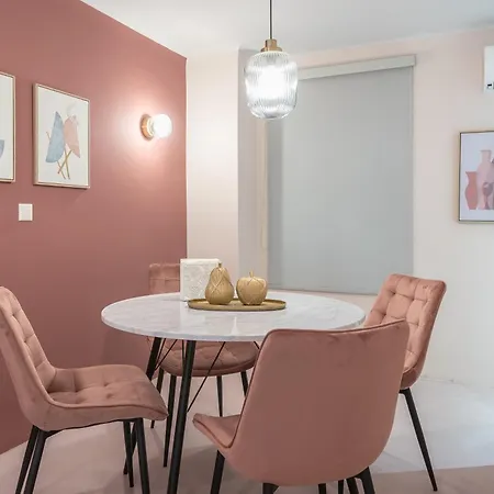 Apartment Center Retreat: Modern Two Bedroom