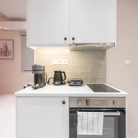 Apartment Center Retreat: Modern Two Bedroom Athens