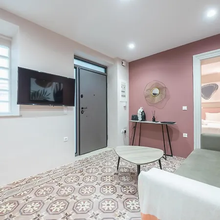 Center Retreat: Modern Two Bedroom Athens