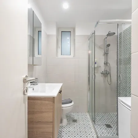 Center Retreat: Modern Two Bedroom Apartment