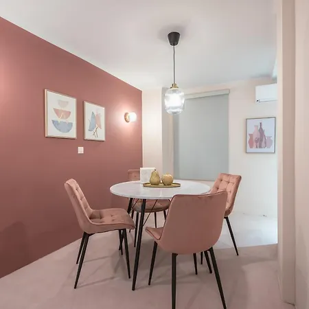 Center Retreat: Modern Two Bedroom *
