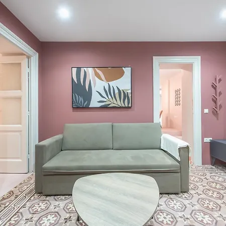Center Retreat: Modern Two Bedroom Apartment *