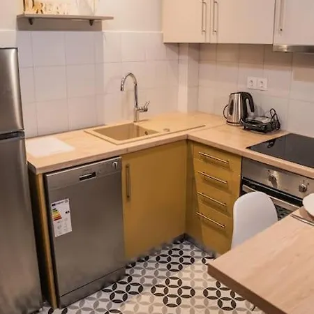 Apartment Stylish With Gorgeous Private Yard!
