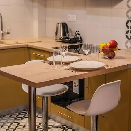 Stylish With Gorgeous Private Yard! Apartment