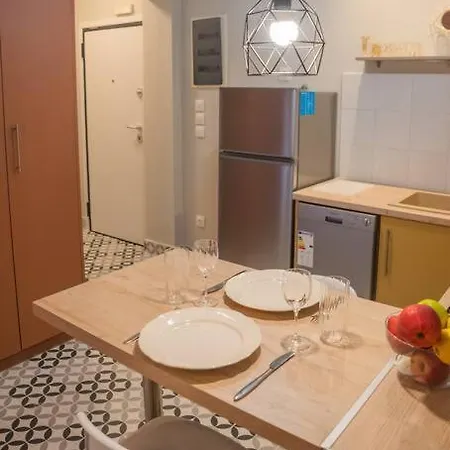 Apartment Stylish With Gorgeous Private Yard! *