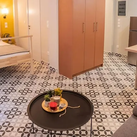 Stylish With Gorgeous Private Yard! *