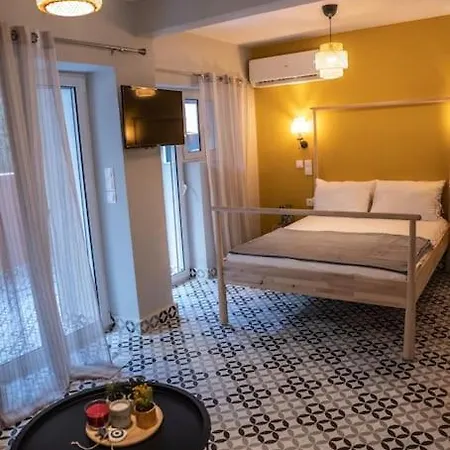 Stylish With Gorgeous Private Yard! *