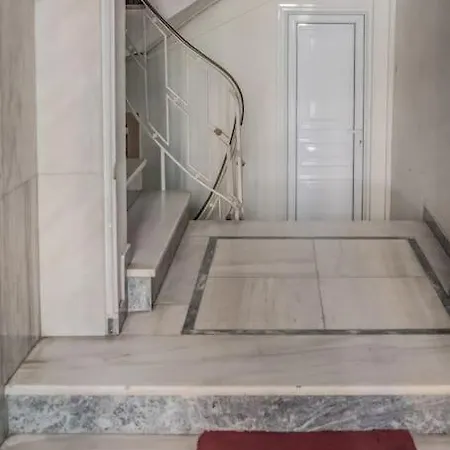 Stylish With Gorgeous Private Yard! Apartment *