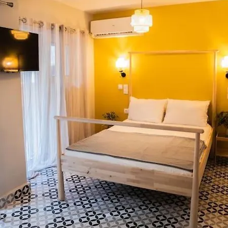 Stylish With Gorgeous Private Yard! Apartment