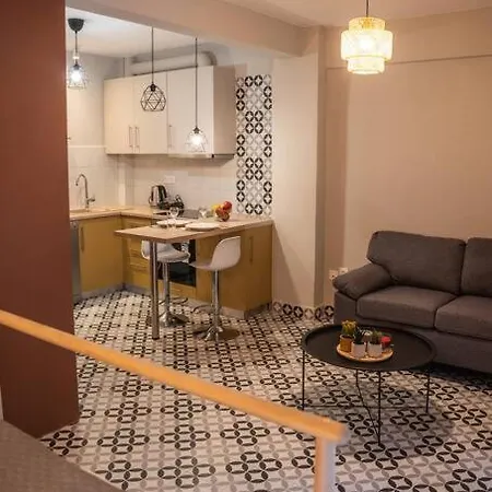 Apartment Stylish With Gorgeous Private Yard! *