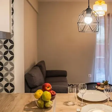 Stylish With Gorgeous Private Yard! *