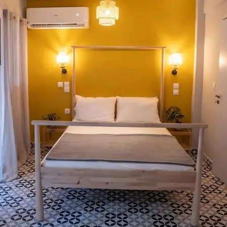 Stylish With Gorgeous Private Yard! Athens