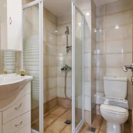 Spacious 3bdr W/balcony-5 Mins To Acropolis * Athens