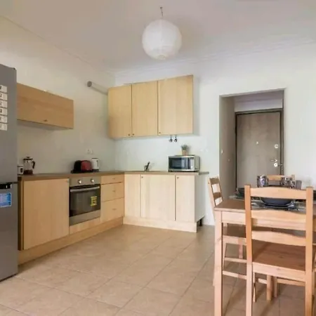 Spacious 3bdr W/balcony-5 Mins To Acropolis Athens
