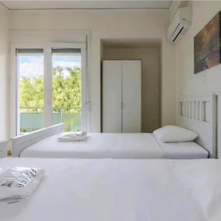 Spacious 3bdr W/balcony-5 Mins To Acropolis Athens
