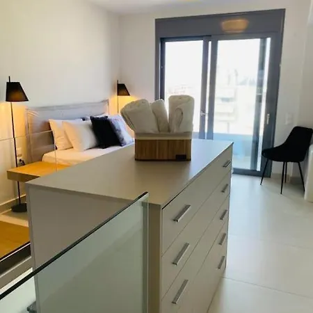 Luxury Maisonette With Shared Pool *