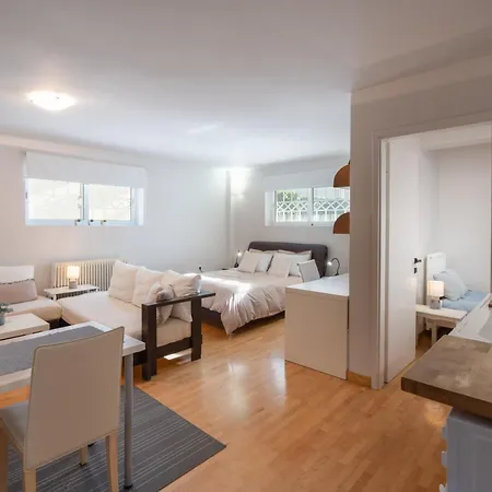 Bright, Cosy Close To Glyfada & Center