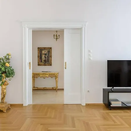 The Avant Garde Atény