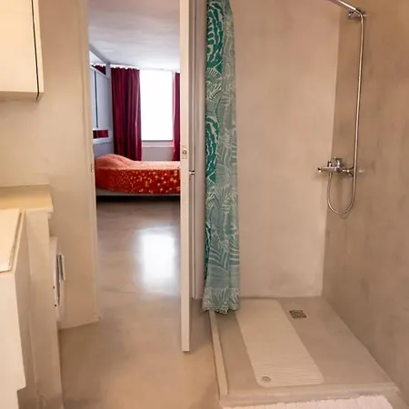 Red Cosy In Center Apartment