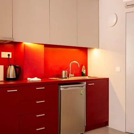 Red Cosy In Center Apartment