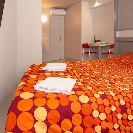 Red Cosy In Center Apartment *