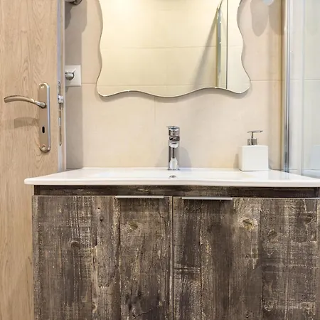Glamorous & Spacious Renovated Apartment, Syntagma, Dt