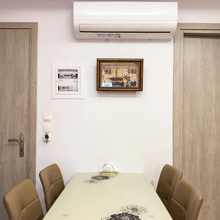 Glamorous & Spacious Renovated Apartment, Syntagma, Dt * Athens