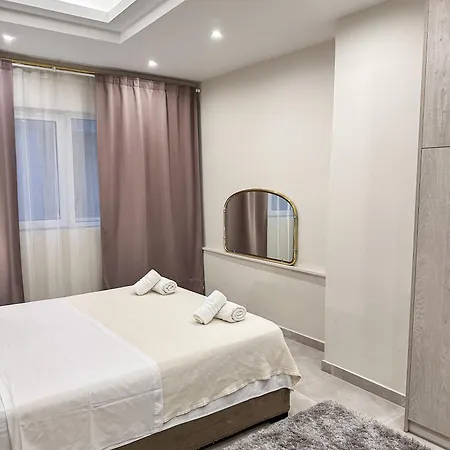 Contemporary & Spacious Renovated Apartment, Dt Syntagma, /touristic Area Athens