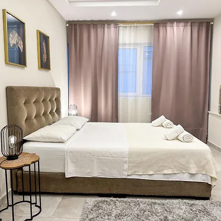 Contemporary & Spacious Renovated Apartment, Dt Syntagma, /touristic Area Apartment *