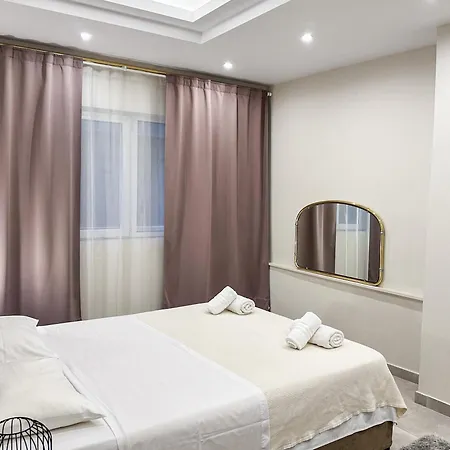 Contemporary & Spacious Renovated Apartment, Dt Syntagma, /touristic Area Apartment Athens