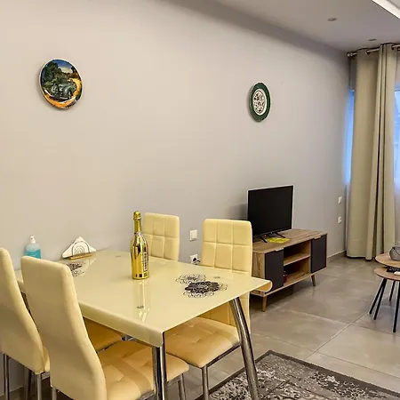 Contemporary & Spacious Renovated Apartment, Dt Syntagma, /touristic Area * Athens