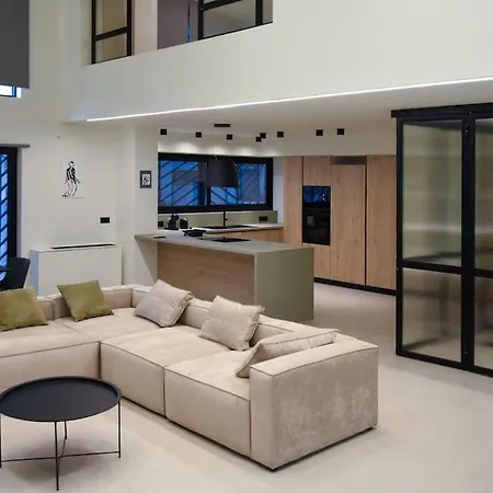 Apartment Urban Escape: A Trendsetting Getaway In *
