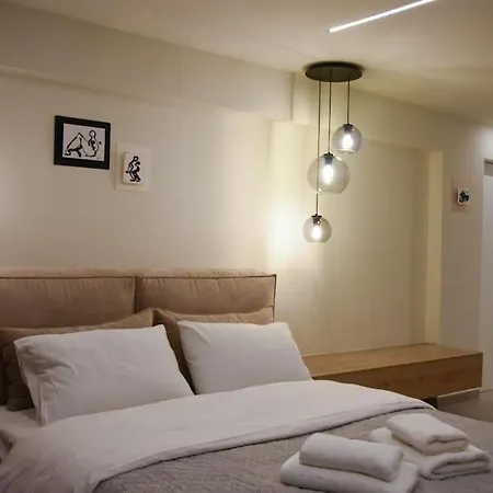 Apartment Urban Escape: A Trendsetting Getaway In *
