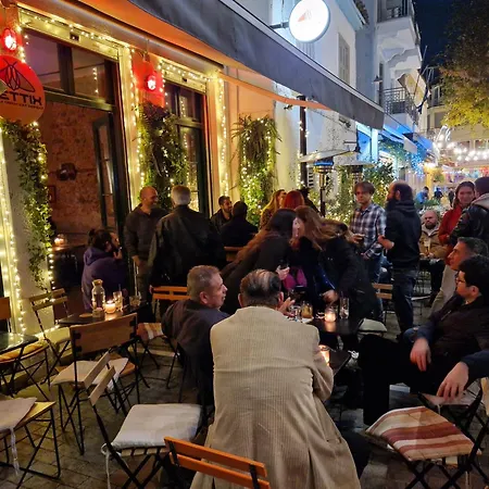 Monastiraki-psiri, Old Town, 3-bdr Apt, Sleep 6-10p, Spacious Court Yard Apartment *