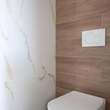 Charming 2 Bdrm Glyfada Getaway Apartment *