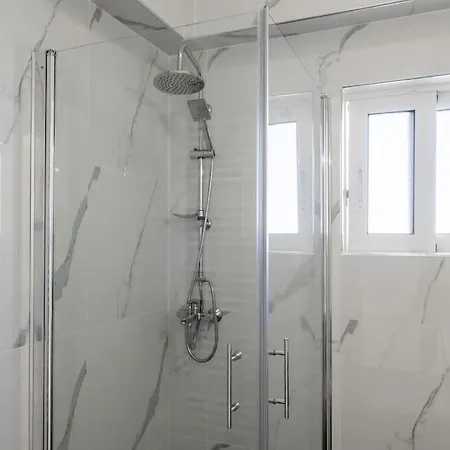 Charming 2 Bdrm Glyfada Getaway Apartment *