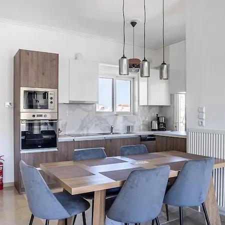 Charming 2 Bdrm Glyfada Getaway Apartment *