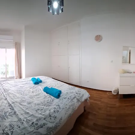 Comfortable 3rd Floor Near Metro