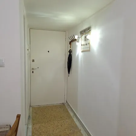 Comfortable 3rd Floor Near Metro Apartment *