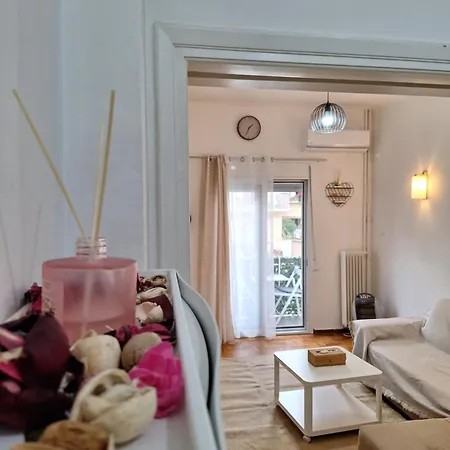 Comfortable 3rd Floor Near Metro Apartment