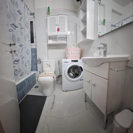 Comfortable 3rd Floor Near Metro Apartment