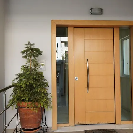 Garden Next To The Mall -private Parking Apartman