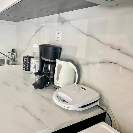 Olive Tree Deluxe 70m From Metro Apartment