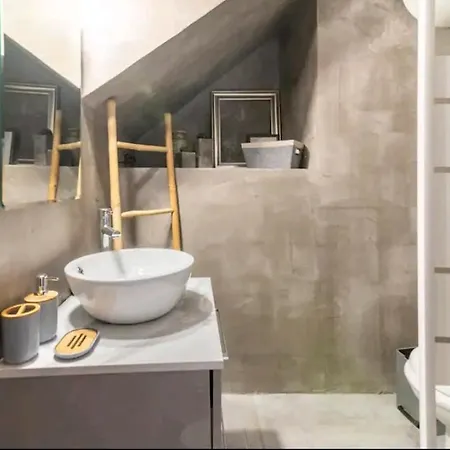 Stunning Near Center Of Apartment *