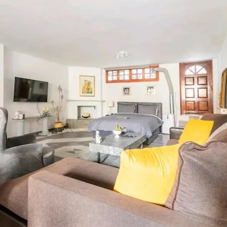 Stunning Near Center Of Apartment