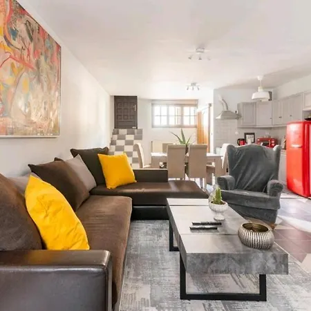 Apartment Stunning Near Center Of