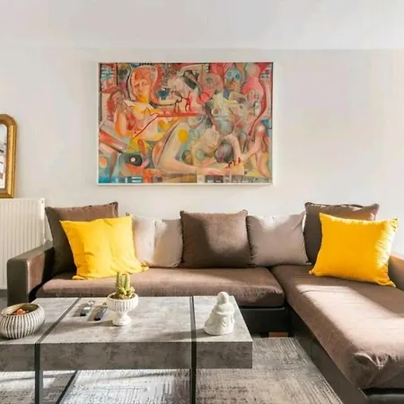 Apartment Stunning Near Center Of *