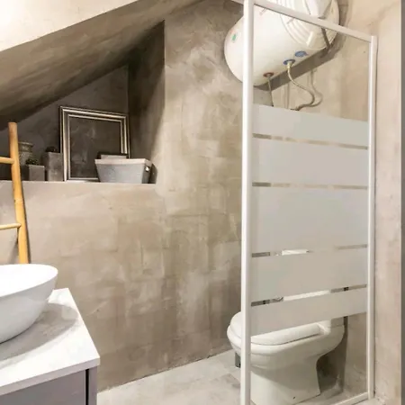 Stunning Near Center Of Apartment